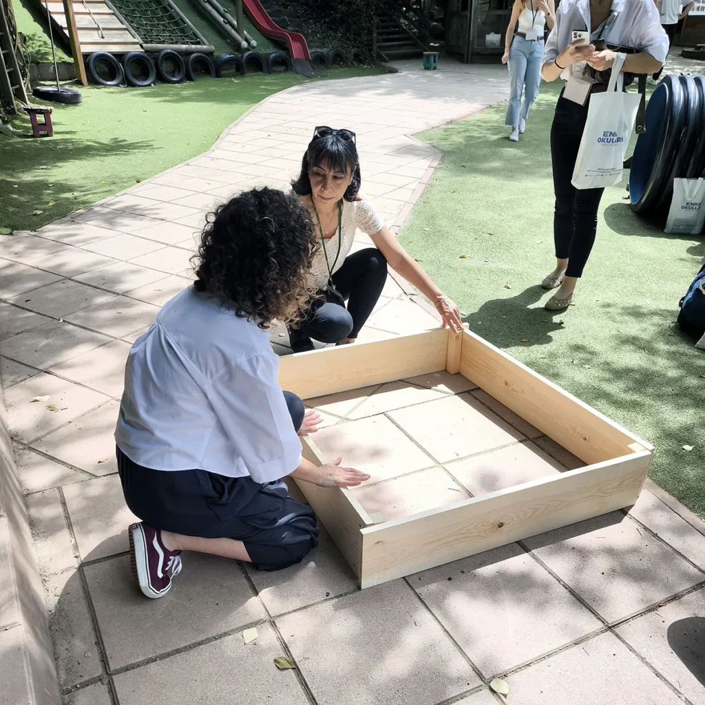 Tuğçe Kasap Bilaloglu und Burcu Günel presentieren den EBİ workshop im OELC-Kongress.