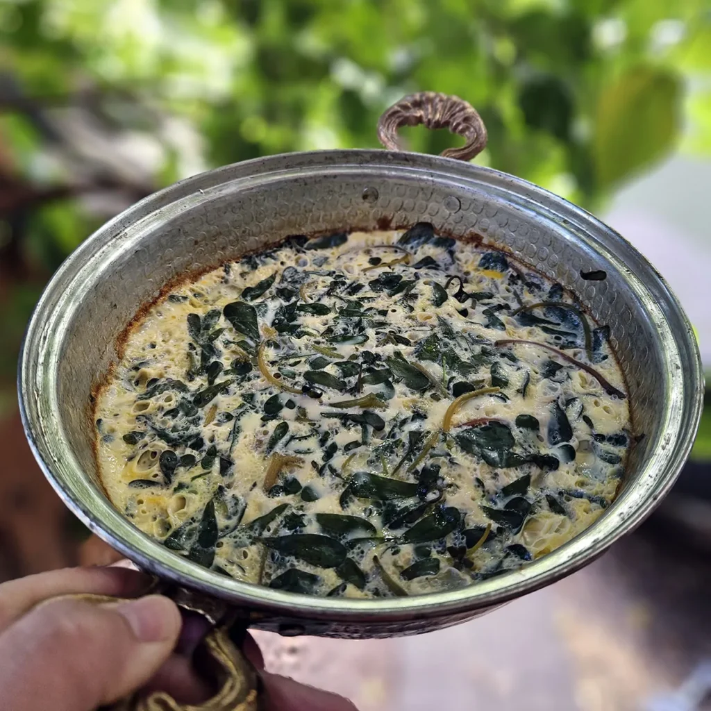 Von den Kindern gebackenes Spinatomlet