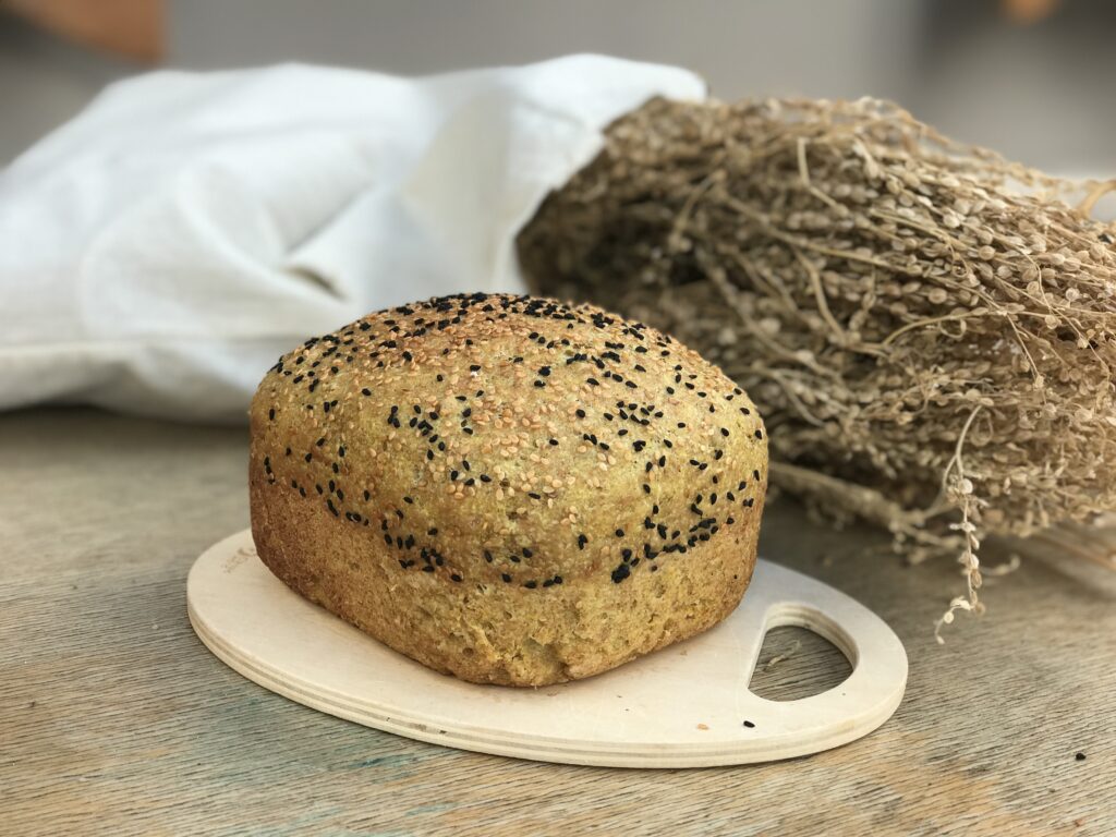 Ein selbstgebackenes Brot auf einem Holzbrett