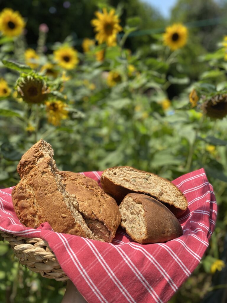 Selbst gebackenes Brot in einem Brotkorb