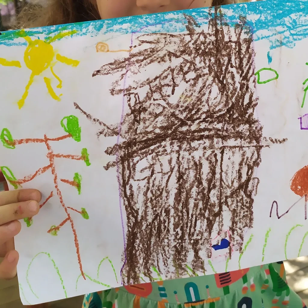 Eine Kinderzeichnung eines Lehmhauses