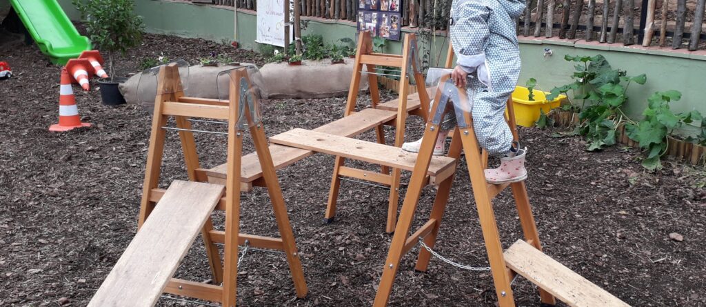 Ein Kind balanciert über den Leiterparkour