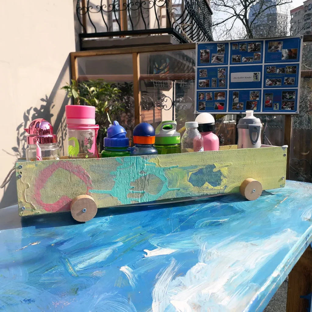 Eine fertig designte Trinkflaschen-Station steht auf dem Tisch