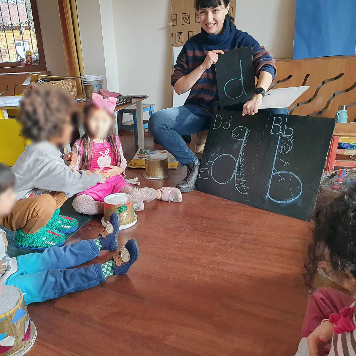 Ilkim Ayşe Mükkan zeigt den Kindern die Buchstaben
