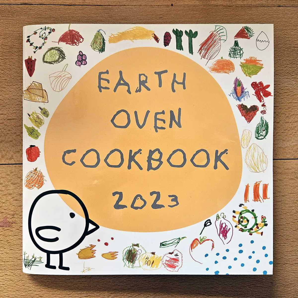 Der Buchdeckel des EBİ Buches: Earth Oven Cookbook 2023